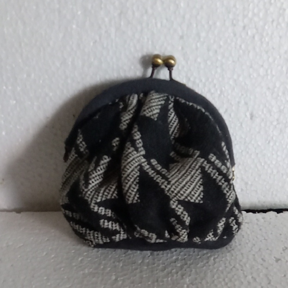 A dark possibly tweed, or houndstooth exterior Consistent with Styles